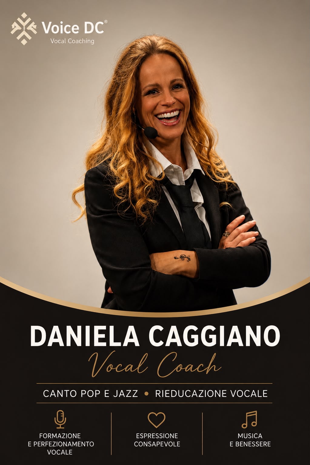 Cantante, vocal coach e specialista nella rieducazione vocale.
Sono laureata in Canto Jazz presso il Conservatorio “G. F. Ghedini” di Cuneo e da oltre 25 anni accompagno bambini, ragazzi e adulti alla scoperta della propria voce, convinta che ogni persona possieda un suono unico che merita di essere ascoltato, rispettato e valorizzato.
Nel corso degli anni ho affiancato all’attività artistica quella didattica, sviluppando un metodo che unisce tecnica, consapevolezza, benessere ed espressione.
Ho ideato laboratori musicali per l’infanzia, collaboro con realtà del territorio e sono ideatrice del progetto “Vocalità Spontanea”, dedicato ai bambini della Collina degli Elfi di Govone, dove la voce diventa uno strumento di relazione, creatività e crescita.
Per me insegnare non significa semplicemente imparare a cantare.
Significa aiutare ogni persona a conoscere la propria voce, a trovare fiducia in sé stessa e a trasformare la tecnica in uno strumento di libertà.
È da questa visione che è nata Voice DC Vocal Coaching: un luogo in cui la voce viene accolta nella sua unicità e accompagnata con competenza, sensibilità e passione.